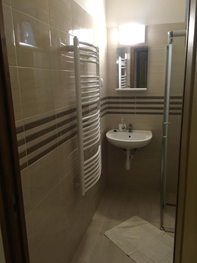 Hotel Vasmacska Panzió Komárom Zewnętrze zdjęcie