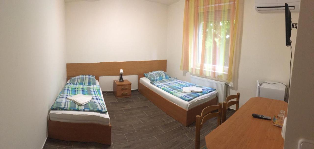 Hotel Vasmacska Panzió Komárom Zewnętrze zdjęcie