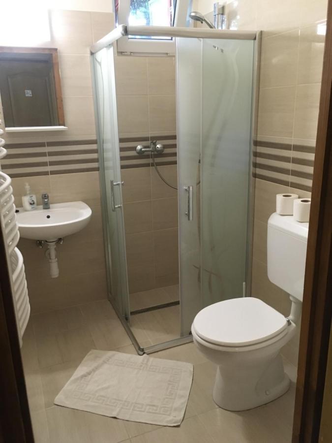 Hotel Vasmacska Panzió Komárom Zewnętrze zdjęcie