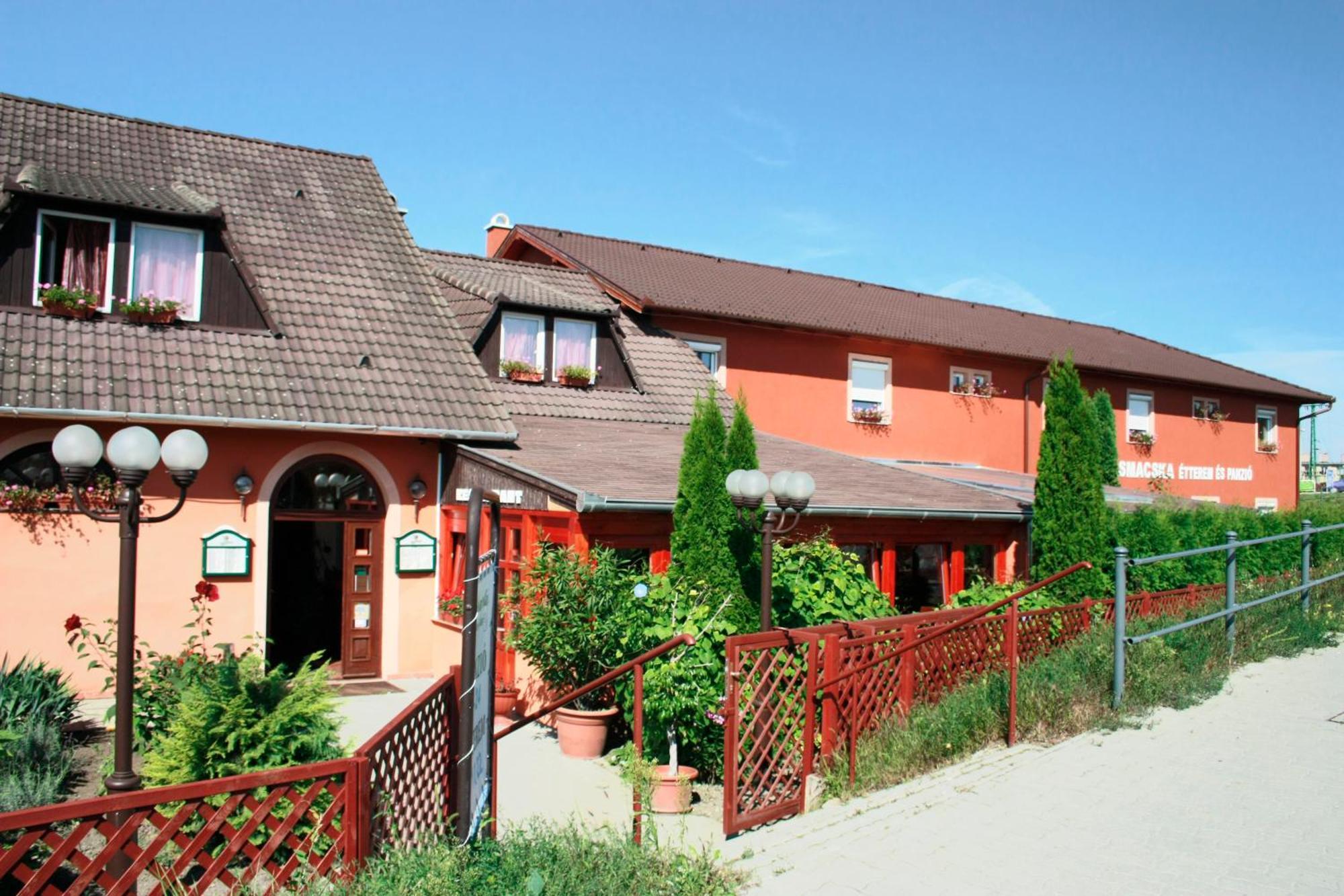Hotel Vasmacska Panzió Komárom Zewnętrze zdjęcie
