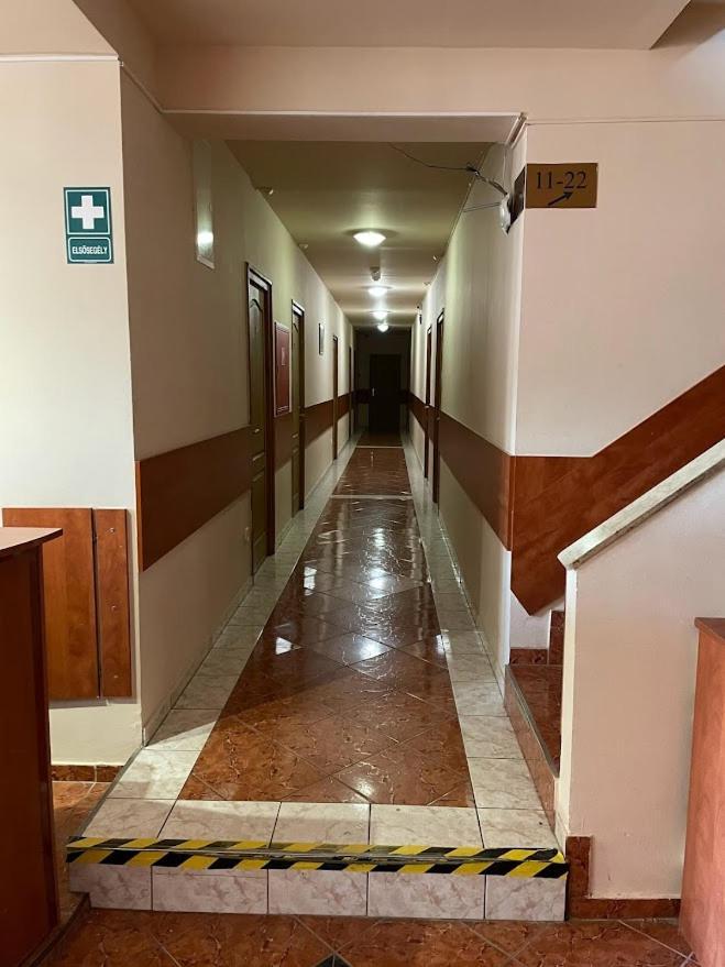 Hotel Vasmacska Panzió Komárom Zewnętrze zdjęcie